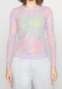 Langärmliges Oberteil aus transparenter, pastellfarbener Stoff mit einem Wirbelmuster. Verfügt über einen runden Ausschnitt und eine figurbetonte Passform, die über einem einfarbigen Oberteil geschichtet ist.