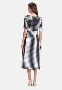 Marineblau-weiß gestreiftes Midikleid mit kurzen Ärmeln, tailliertem Schnitt und gerafftem Rock. Glattes Material mit klassischer Silhouette.