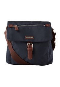 Borsello a tracolla in tela blu navy con tracolla e dettagli in pelle marrone. Presenta una tasca frontale con zip e una chiusura a patta con fermaglio in metallo.