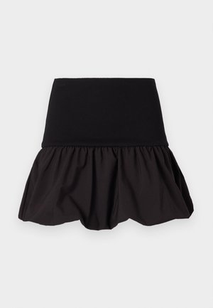 Must muströöpidega must flared seelik, millel on kogutud tekstuur ääres, valmistatud kerge kangaga mugavuse ja liikumise jaoks.