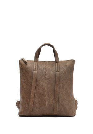 Bolso tote de cuero marrón con dos asas superiores, textura suave y cierre con cremallera. Presenta un diseño minimalista con detalles de costura sutiles.