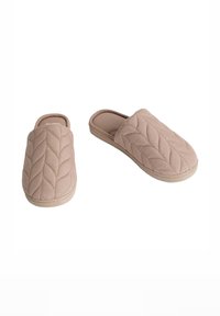 Gevoerde beige slippers met een ronde neus en een open achterkant. Gelaagd stof met een bladerenpatroon en een lichtgekleurde rubberen zool.