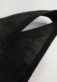 Bracelet en tissu noir avec une surface légèrement texturée et des bords nets, présentant une brillance lisse et un design simple et plat.