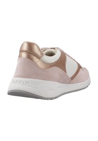 Baskets GEOX avec une tige en daim rose et en mesh blanc, accents en bronze métallique et une semelle blanche rembourrée avec un profil en caoutchouc gris.