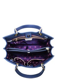 Blauwe leren handtas met gouden hardware, een paarse bloemenpatroonvoering, meerdere compartimenten en een magneetsluiting.