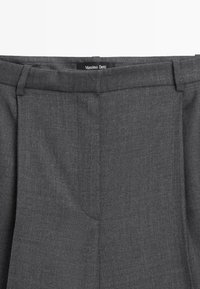 Grijze op maat gemaakte broeken van een gestructureerde stof, met een klassiek geplooid ontwerp en een label met de tekst "Massimo Dutti" op de tailleband.