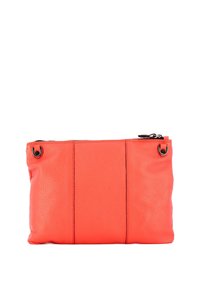Borsa a pouch rossa in pelle con superficie texture, dotata di chiusura con cerniera e due accenti in metallo ai lati. Forma compatta e rettangolare.