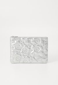 Bolsa de cuero plateada con patrón floral en relieve, cierre de cremallera y textura suave. Mide aproximadamente en forma rectangular.