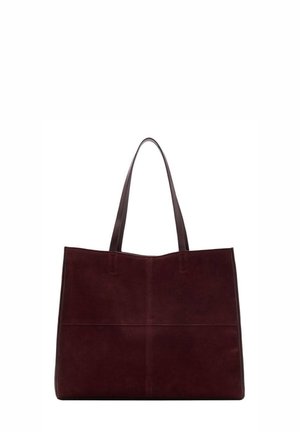 Sac fourre-tout en daim bordeaux avec deux poignées en cuir, présentant un design minimaliste et des détails de couture visibles le long des coutures.