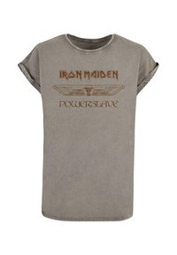 Grå bomulds t-shirt med rulleærmer, med et trykt logo "IRON MAIDEN" og "POWERSLAVE" i brun. Enkel, afslappet design.