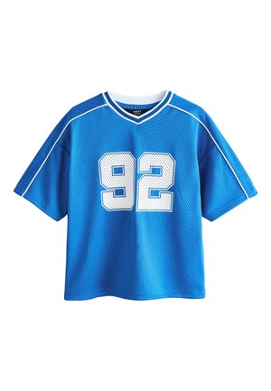 Camiseta deportiva azul de malla con ribete blanco, cuello en pico y gran número blanco "92" en el frente.