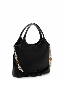 Musta nahkainen käsilaukku, jossa on hiekkapuhallettu pintakuvio, kaksinkertaiset kahvat ja irrotettava ketjuolkaiminen, jossa on vaaleita ja tummia lenkkejä.