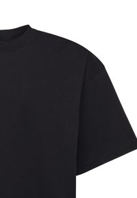 Camiseta negra de algodón con cuello redondo, mangas cortas y una textura lisa y uniforme sin patrones ni detalles visibles.