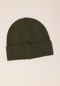Gebreide beanie in donkergroen, met een geribde boord en een gladde textuur. Rond bovenstuk met naadloze constructie, geschikt voor koud weer.