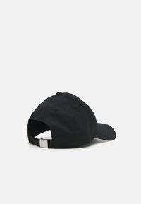 Casquette noire avec une visière courbée, sangle ajustable à l'arrière et huit œillets de ventilation ; fabriquée en tissu lisse.