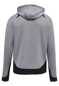 Sudadera gris con un acabado texturizado, acentos laterales negros y capucha con cordón. Presenta mangas largas y un diseño de dobladillo redondeado.
