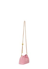 Borsa a tracolla intrecciata rosa con parte superiore arricciata, tracolla in catena dorata e decorazioni di perline, che mette in mostra una morbida texture e una forma rettangolare compatta.