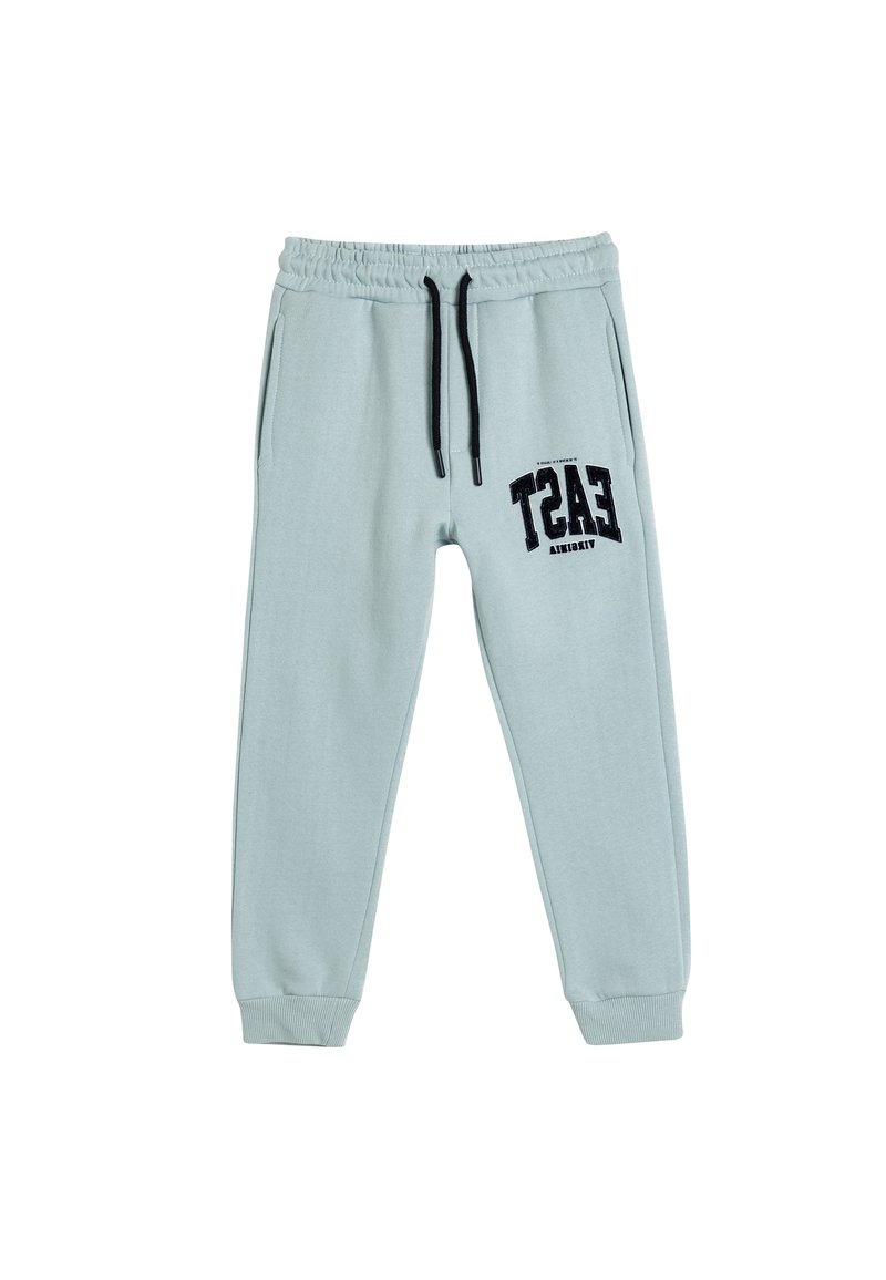 Pantalones jogger de color azul claro en material suave, con cintura elástica y cordón de ajuste, bolsillos laterales y un estampado gráfico negro en la pierna.