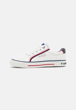 Hvide lavtop-sneakers med blå og røde striber, snørebånd og tekst "Tom Tailor est. 1962" på siden.