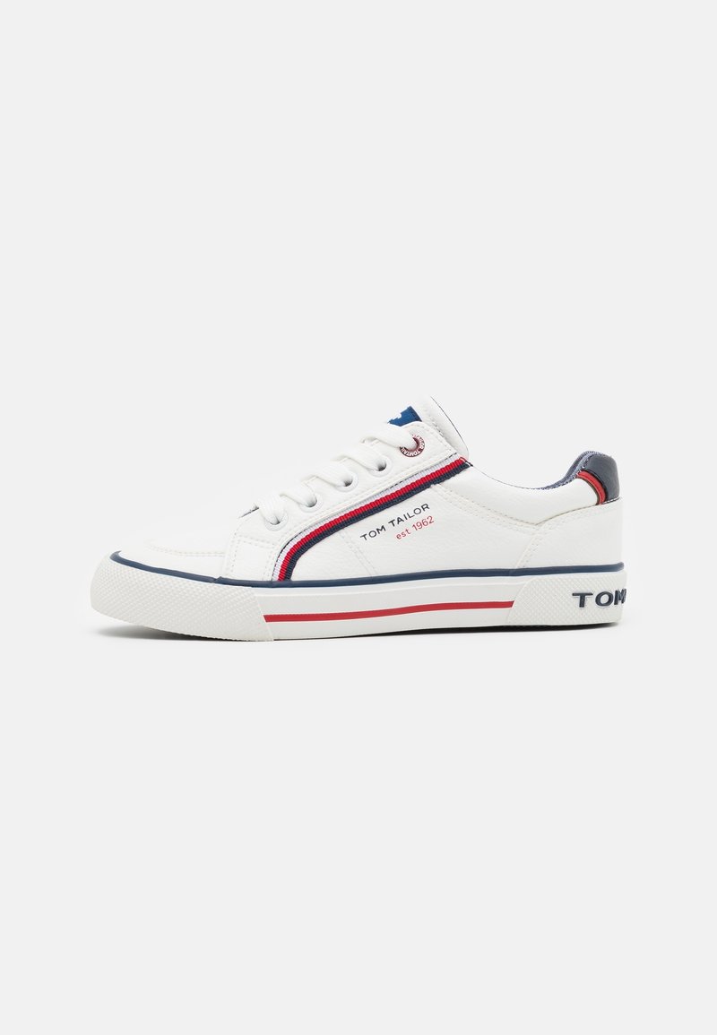 Baskets basses blanches avec des bandes bleues et rouges, design à lacets, et texte "Tom Tailor est. 1962" sur le côté.