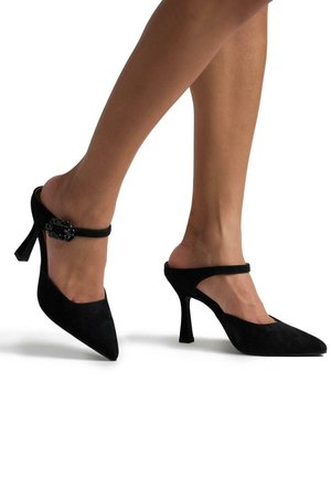 Scarpe con tacco alto in suede nero a slingback con punta affilata, dotate di una sottile fascia arcuata e di un design del tacco geometrico.
