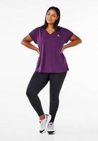 Active by Zizzi LOCKERES V-AUSSCHNITT - T-Shirt basic - purple pennant