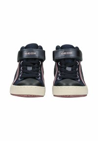 Pár dětských tmavě modrých a růžových vysokých tenisek s černými šněrovadly, suchými zipy a bílými gumovými podešvemi obrácenými vpřed.