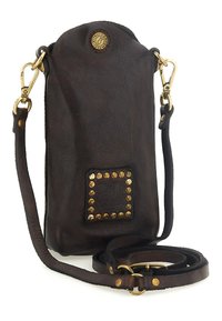 Borsa a tracolla in pelle marrone con parte superiore arrotondata, dettagli in oro, decorazione con borchie sulla parte anteriore e tracolla regolabile per un utilizzo versatile.