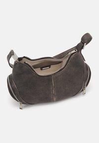 Borsa a tracolla in pelle marrone con forma arrotondata, dotata di zip in argento. L'interno è beige con un comparto strutturato e un piccolo manico.