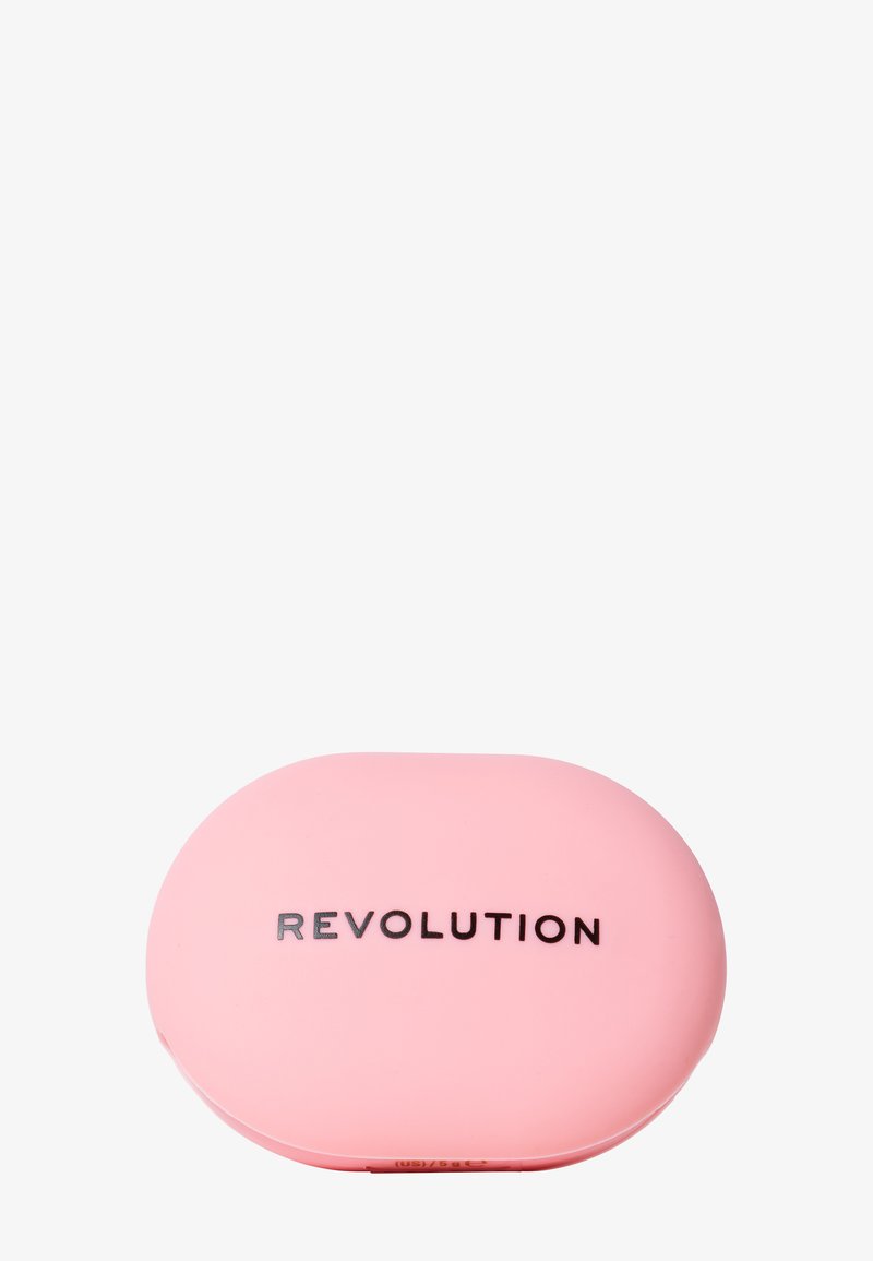 Polvera compacta redonda rosa con un acabado suave, que presenta un audaz logo negro "REVOLUTION" en la parte superior. Diseño compacto para facilitar su transporte.