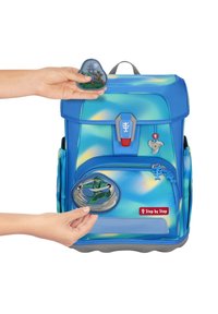 Zaino per bambini blu realizzato in materiale testurizzato, con toppe colorate, una chiusura centrale e spallacci regolabili. Gli elementi di design più notevoli includono una finitura sfumata.