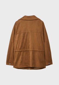 Veste en suède marron avec manches longues, boutons-pression aux poignets et large col, vue de dos sur un fond uni.