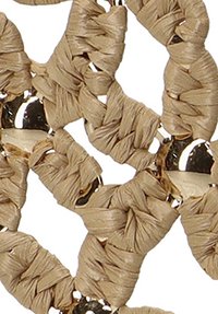 Accesorio de cuentas que presenta un material beige trenzado con acentos metálicos, mostrando un patrón entrelazado y texturas suaves.