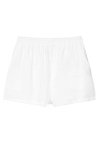 Pantaloni corti bianchi in cotone con cintura elastica, tasche laterali e vestibilità rilassata; texture liscia senza pattern o dettagli visibili.