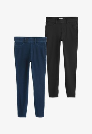 To par bukser med tætsiddende pasform: den ene i mørkeblåt denim med fem lommer og en linning, den anden i sort bomuldsblanding med en glat finish.