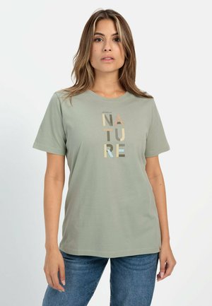 Lys grøn bomulds T-shirt med korte ærmer, der har teksten "NATURE" i forskellige farver i lodret rækkefølge. Klassisk rund halsudskæring.