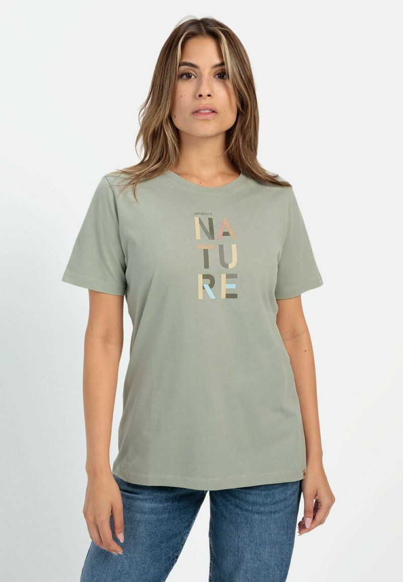 Lichtgroene katoenen t-shirt met korte mouwen, voorzien van de tekst "NATURE" in verschillende kleuren in een verticale uitlijning. Klassieke ronde halslijn.
