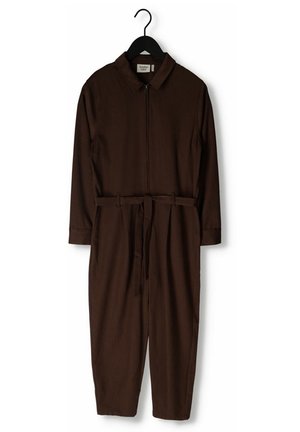 Combinaison marron à manches longues avec col, fermeture éclair frontale, ceinture assortie à la taille, suspendue à un cintre noir sur fond blanc.