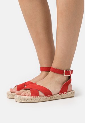 Červené semišové espadrilové sandály s designem křížových pásků, sponou na kotníku a tkanou jutovou podrážkou se strukturovaným povrchem.