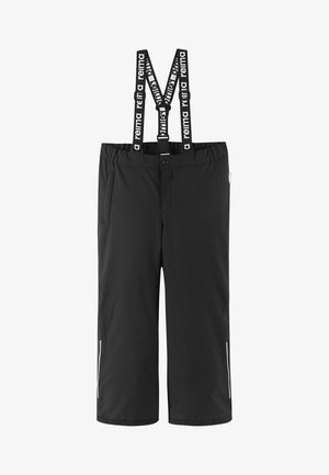 Czarne, wodoodporne spodnie narciarskie z regulowanymi szelkami, z białym logo "reima" oraz bocznymi kieszeniami.