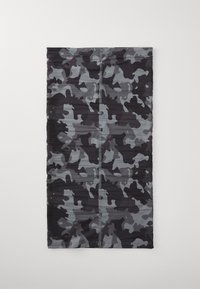 Sort og grå camouflagemønstrede stof med glat tekstur, rektangulær form og en række stikninger ned ad midten.