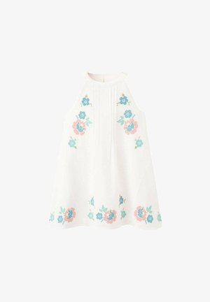Robe blanche sans manches avec un col montant, ornée de broderies florales bleues et roses sur la poitrine et l'ourlet.