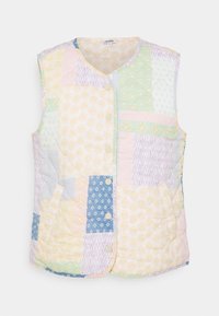 Chaleco sin mangas acolchado con un diseño de patchwork en tonos pastel, que presenta patrones variados y dos bolsillos frontales. Botones de presión plateados.