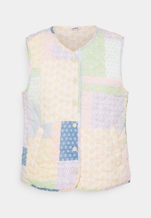 Kamizelka bez rękawów pikowana, z patchworkowym wzorem w pastelowych kolorach, z różnorodnymi motywami i dwiema przednimi kieszeniami. Srebrne napy.