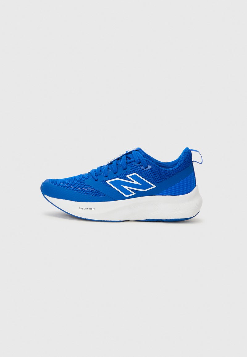Chaussure de sport bleue avec une tige en mesh respirant, logo blanc contrastant, design à lacets, et une semelle intermédiaire blanche arborant la marque "Fresh Foam".