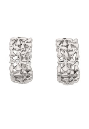 Stříbrné kruhové náušnice s průřezy ve tvaru květinového motivu, zdobené malými čirými kamínky zasazenými po celém vzoru.