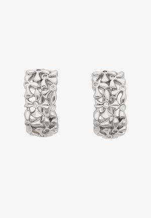 Zilveren oorringen met een opengewerkt bloemmotief, geaccentueerd met kleine heldere edelstenen die verspreid zijn in het patroon.