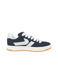 Sneaker scamosciato blu navy con lacci bianchi, accenti bianchi a zigzag e suola in gomma per grip. Il tessuto testurizzato arricchisce il design.