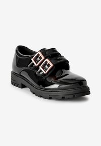 Czarne lakierowane buty z okrągłym noskiem, z dwiema regulowanymi tasiemkami z prostokątnymi różowo-złotymi klamrami oraz teksturowaną czarną podeszwą.