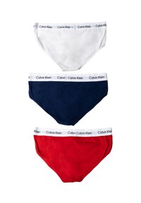 Tre paia di boxer da uomo in bianco, blu navy e rosso. Ognuno è realizzato in morbido cotone e presenta un cinturino bianco con il marchio "Calvin Klein".